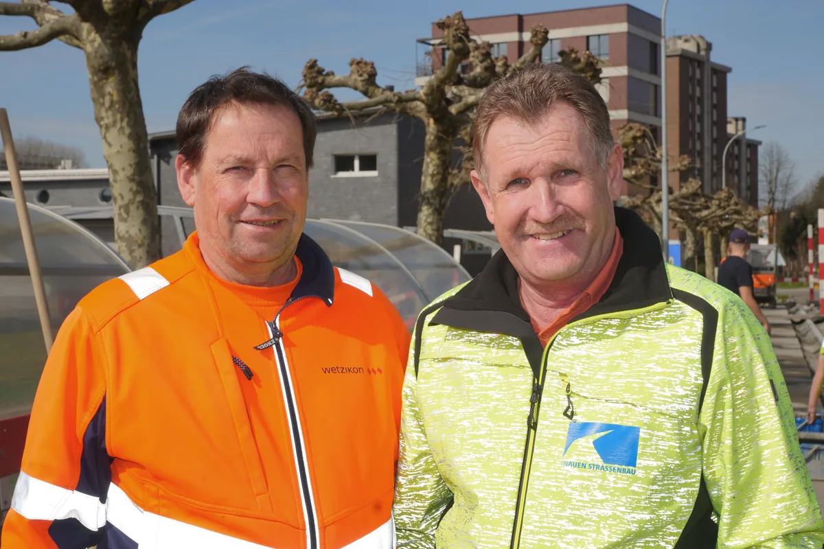 Rolf Zahnd (links) und Andy Schneider sind sich einig: Der Pflasterkurs ist wichtig für den Strassenbau-Nachwuchs. Links: Rolf Zahnd ist der Chef vom Unterhaltsdienst der Stadt Wetzikon und Andy Schneider ist der Geschäftsführer und Bauführer der Inauen Strassenbau AG.